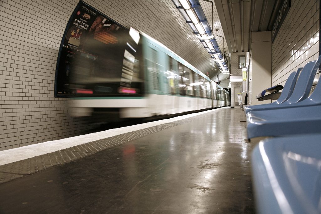 Paris : Un adolescent de 14 ans se blesse grièvement en faisant du « train surfing » sur un métro.