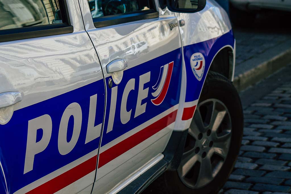 Dijon : Roué de coups et poignardé par plusieurs individus près d'un lycée, un homme dans un état grave