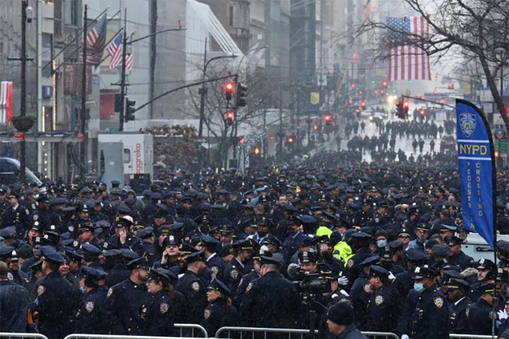 New York honore un jeune policier tué lors d'une intervention, symbole de la hausse des violences