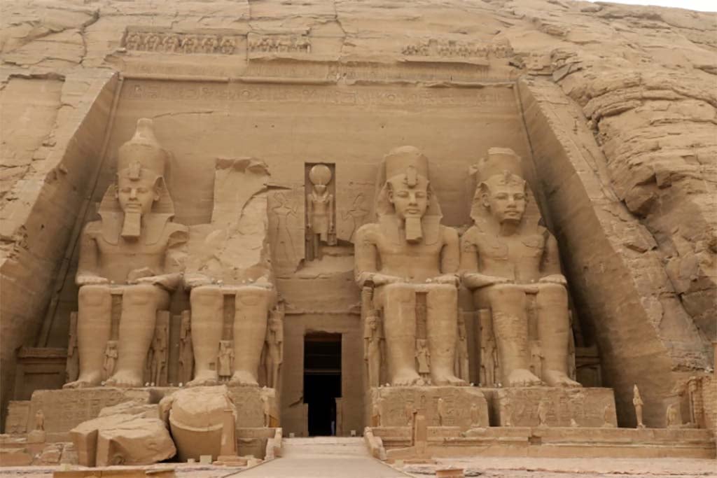 Égypte : Ils tentent de dérober une statue de 10 tonnes du pharaon Ramsès II avec une grue
