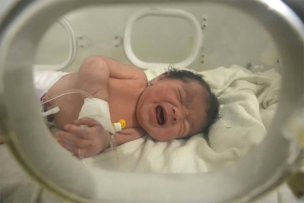 Séisme en Syrie : une fillette miraculée à Jandairis, née sous les décombres d'un immeuble