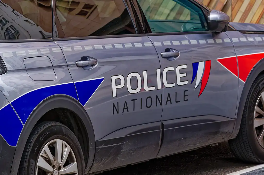 Isère : Un adolescent aurait été frappé au visage car il embrassait sa petite amie durant le ramadan