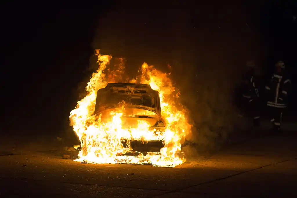 Violences urbaines à Givors : deux voitures de police brûlées, les policiers visés par des mortiers d'artifice