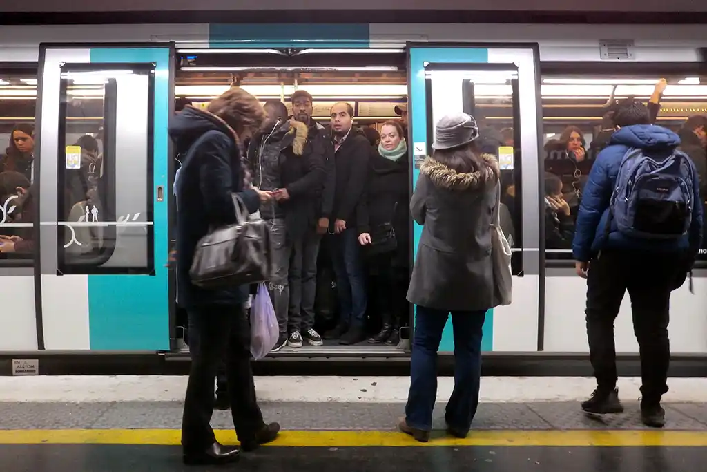 Paris : Une jeune touriste agressée sexuellement dans le métro, un homme en situation irrégulière interpellé