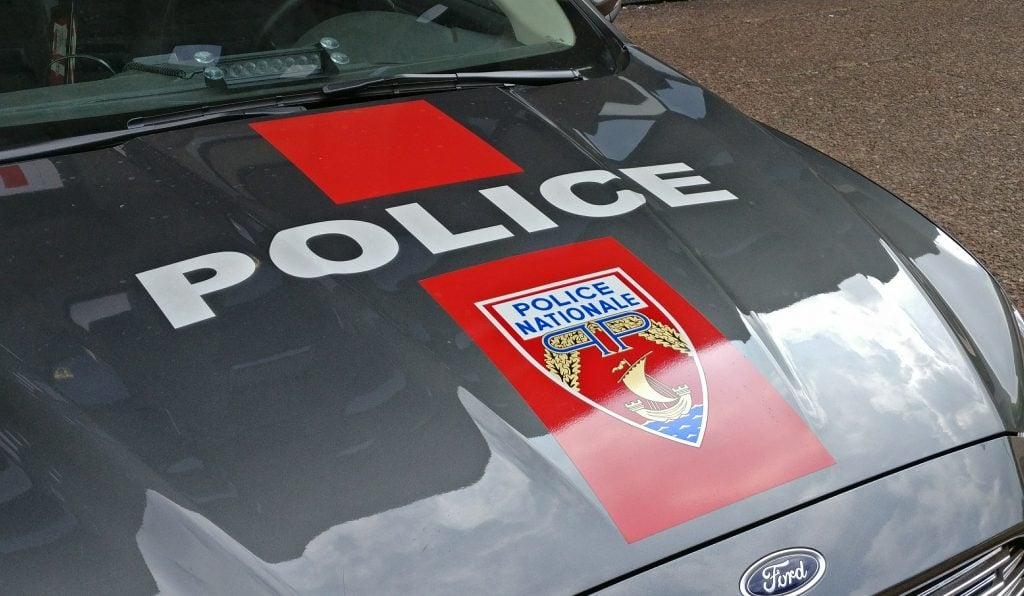Saint-Ouen : Sous bracelet électronique, un homme interpellé avec une arme de poing chargée et une cagoule
