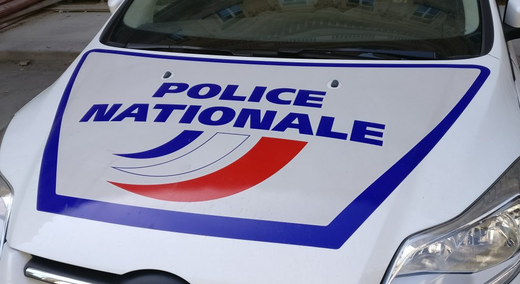 Essonne : Le conducteur refuse le contrôle et fonce sur les policiers, l'un ouvre le feu.