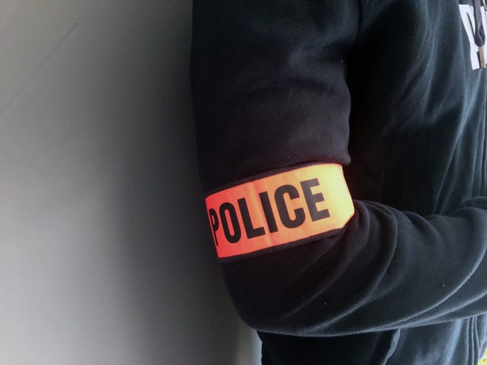 Nantes : Un policier en civil chute à moto, un témoin lui vole son arme