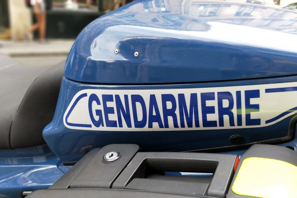 Isère : Les gendarmes tombent nez-à-nez avec des malfaiteurs et font feu.