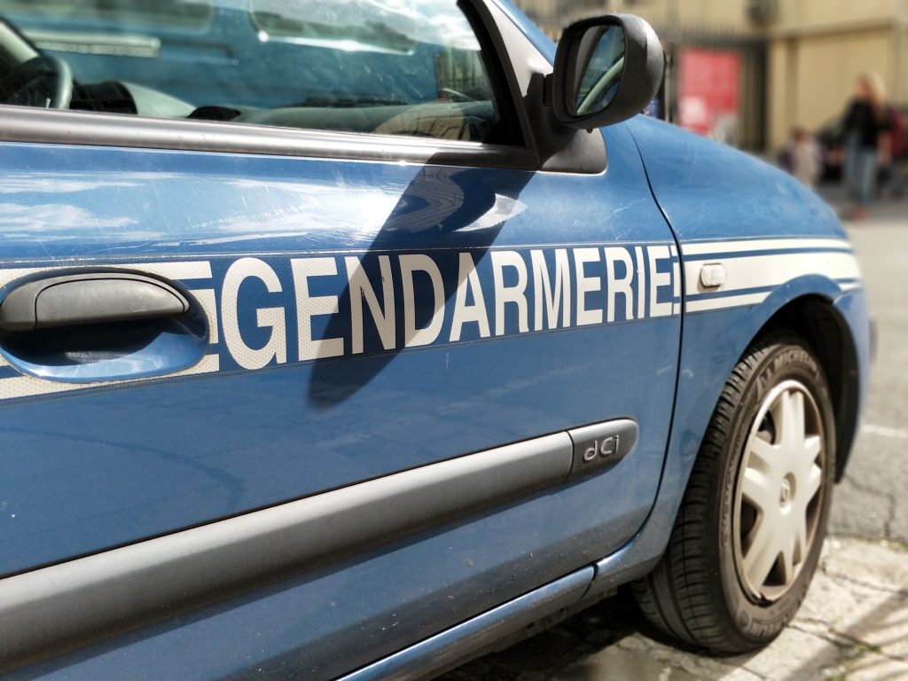 Hérault : Ivre, il tente de voler la voiture des gendarmes en intervention