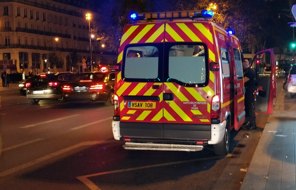 Paris : Un policier reçoit un coup de couteau à la tête en pleine rue alors qu'il se rendait à son travail