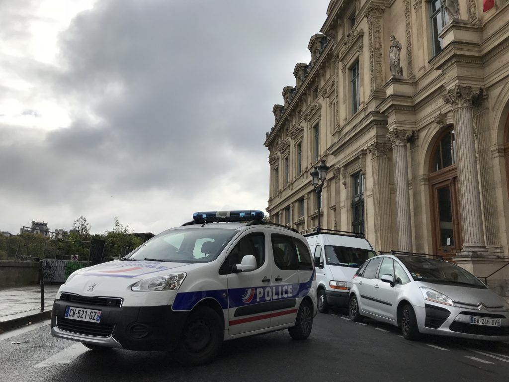 Seine-et-Marne : Un policier tire et blesse un suspect qui lui fonce dessus en voiture.