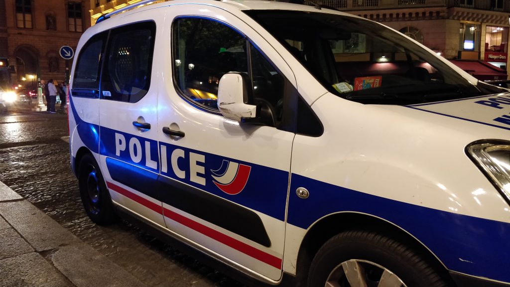 Isère : Un cambrioleur grièvement blessé à la tête en chutant d'un toit lors de son interpellation