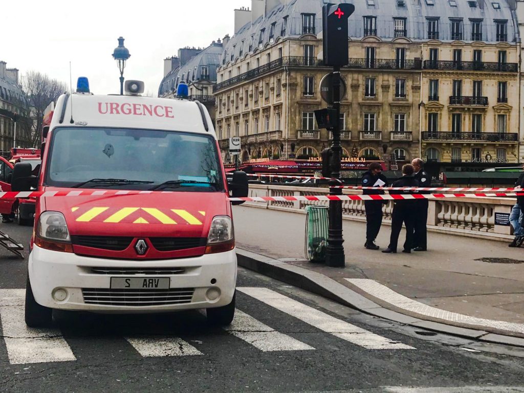 Paris : Une fillette de 3 ans chute du 3ème étage, son pronostic vital engagé