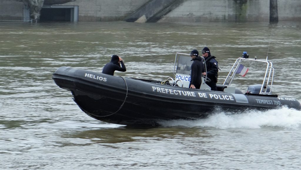 Paris : Un corps repêché dans la Seine, pieds et poings liés.