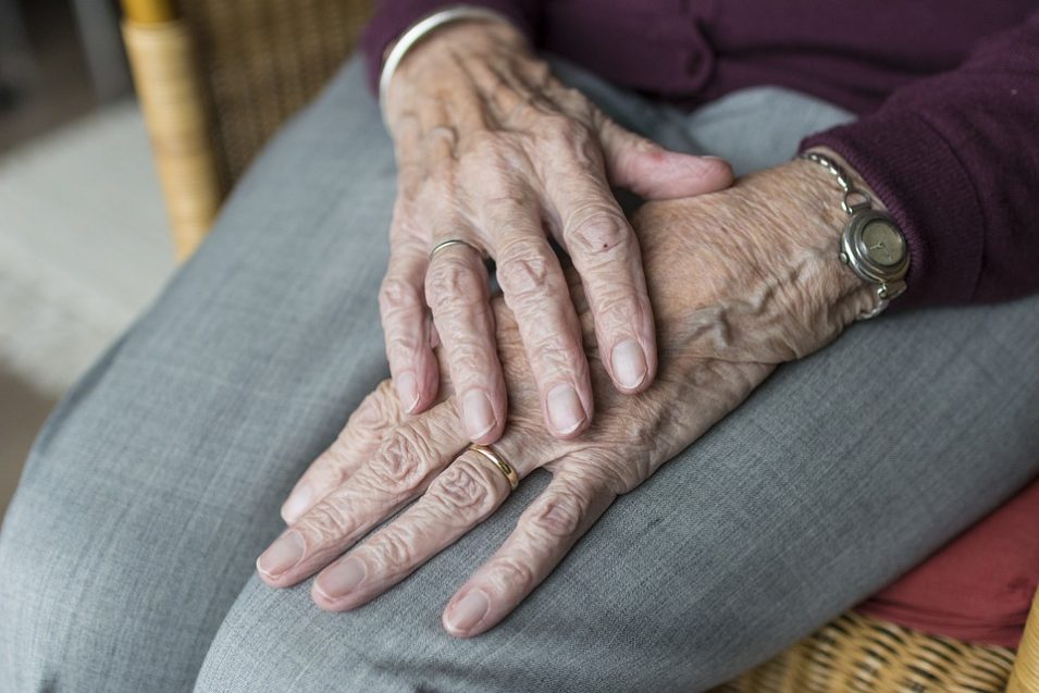 Gironde : Une dame de 83 ans fait fuir un cambrioleur caché sous son lit
