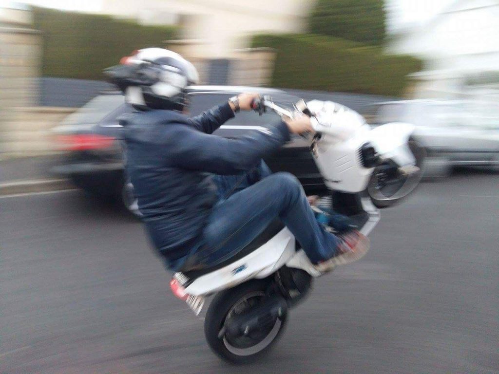 Côtes-d’Armor : Sur son scooter, il fait une roue arrière et termine sous une voiture