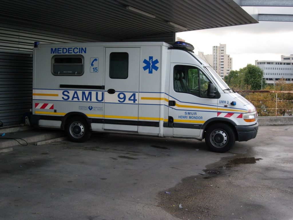 Val-de-Marne : Il vole une ambulance du SAMU et percute un platane