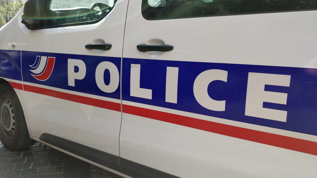 Nîmes : Les cambrioleurs percutent un fourgon de police pour fuir, une policière a 21 jours d'ITT