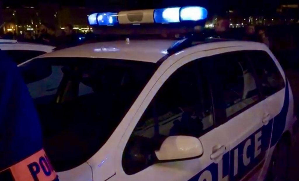 Paris : Un automobiliste écrase un sans-abri, descend pour le regarder et prend la fuite