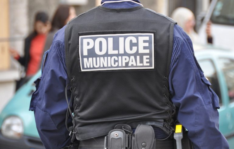 Gironde : Un policier municipal grièvement blessé après un accident en service