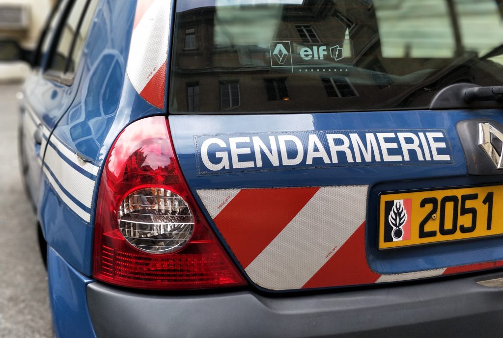 Oise : Le chauffard percute volontairement les gendarmes et abandonne sa voiture accidentée