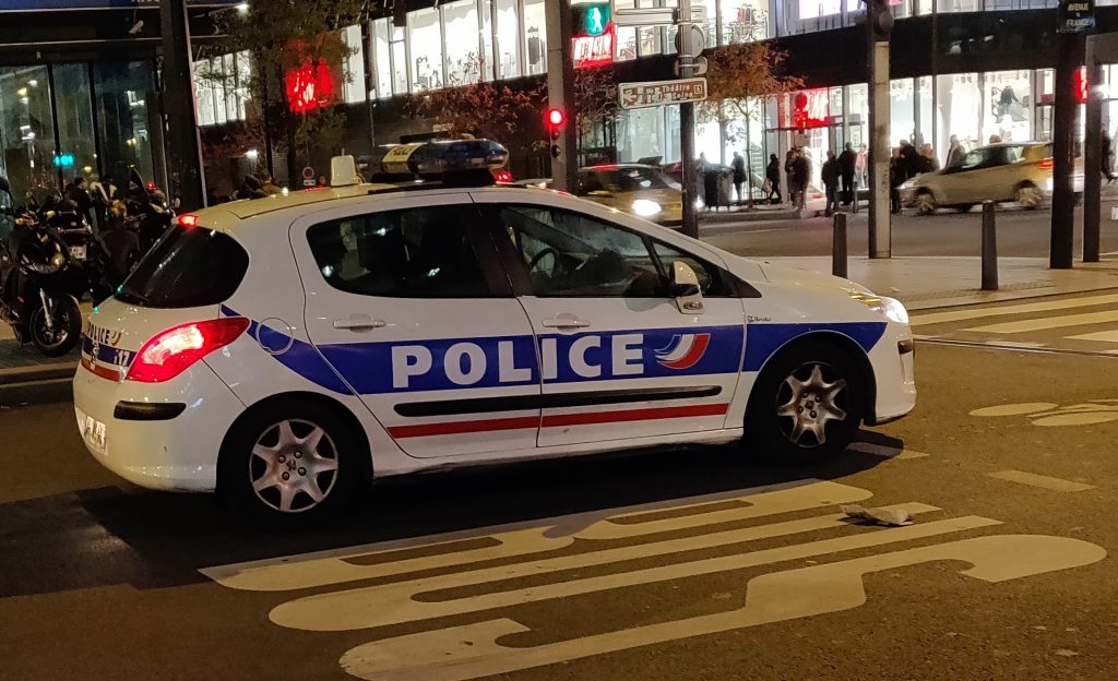 Paris : La police interpelle un conducteur ivre et son passager recherché pour terrorisme