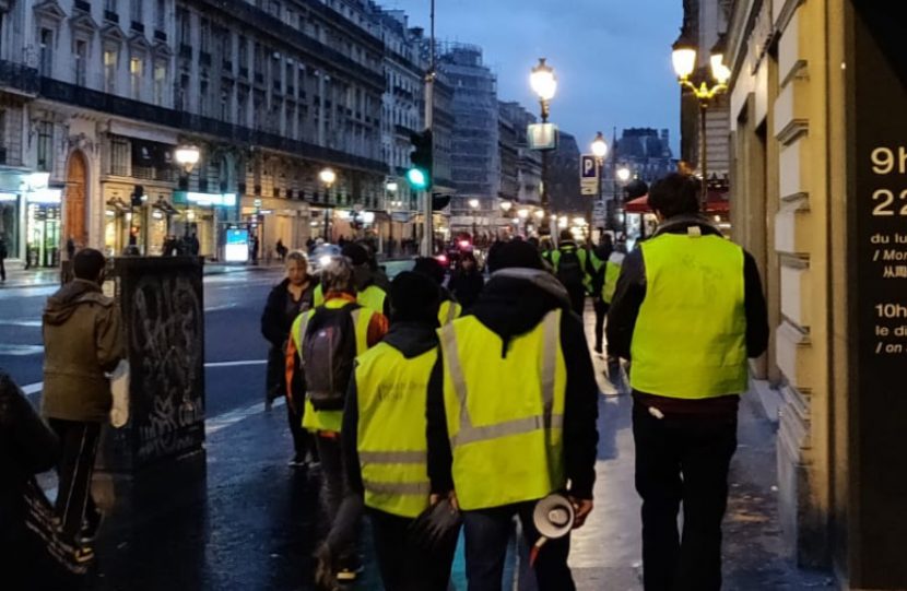 Gilets jaunes à Lyon : Des centaines de manifestants bloquent l’autoroute A7.