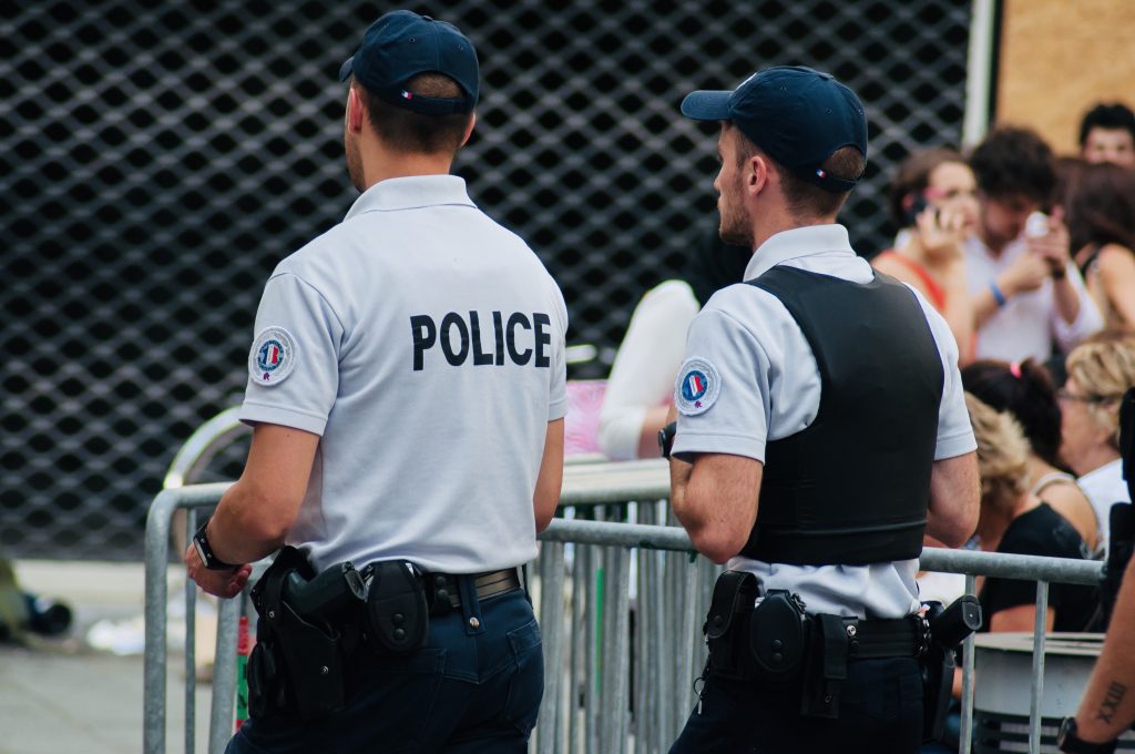 Lyon : Un homme sort une arme de poing en pleine rue
