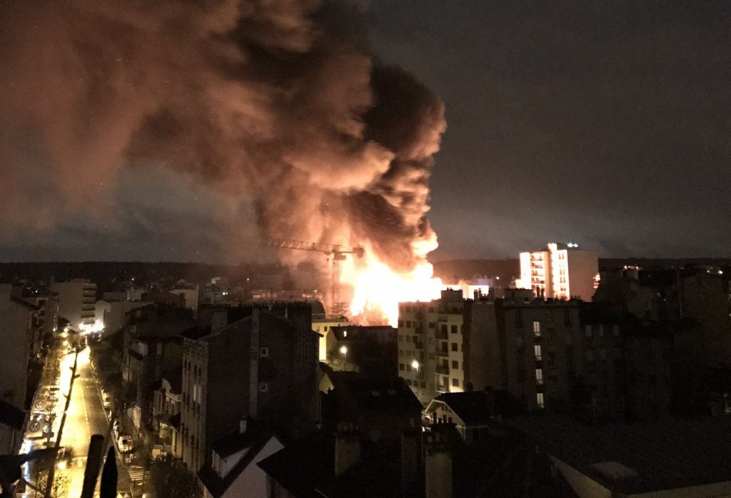Hauts-de-Seine : Impressionnant incendie d’un entrepôt de 4 000 m2 à Clamart.
