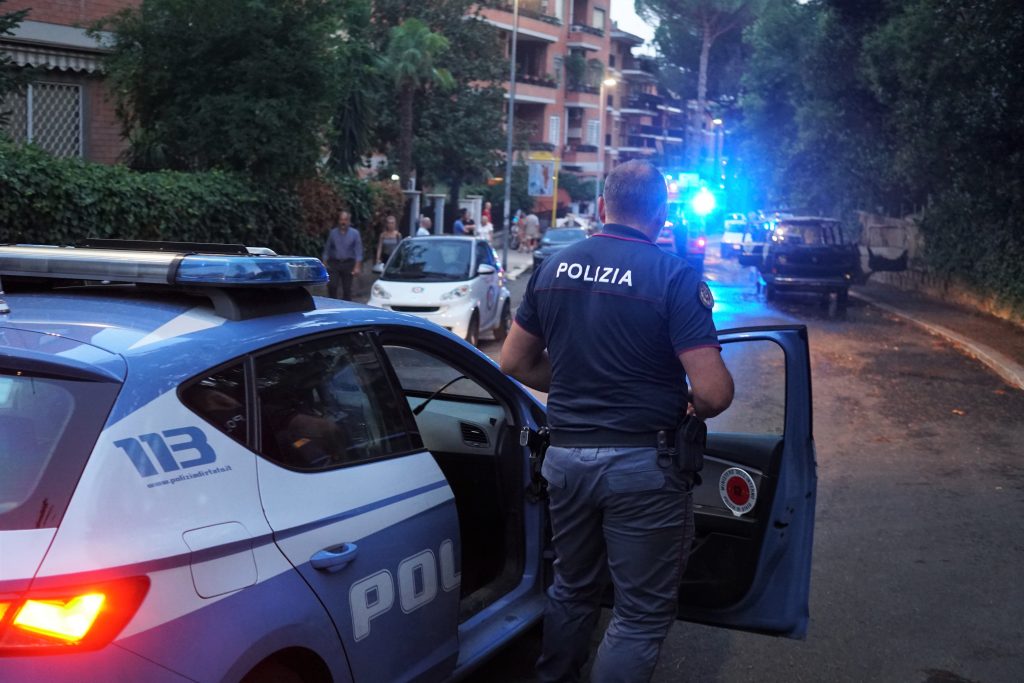 Italie : Deux hommes lui volent sa montre, il les percute mortellement avec sa voiture