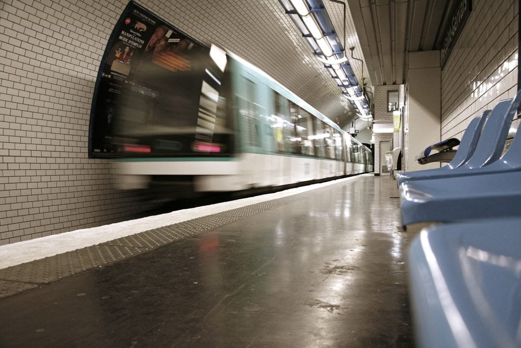 Paris : Un adolescent de 15 ans meurt percuté par un métro.