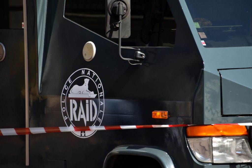Val-de-Marne : 4 hommes interpellés lors d'une intervention de police incluant le RAID, à Ormesson