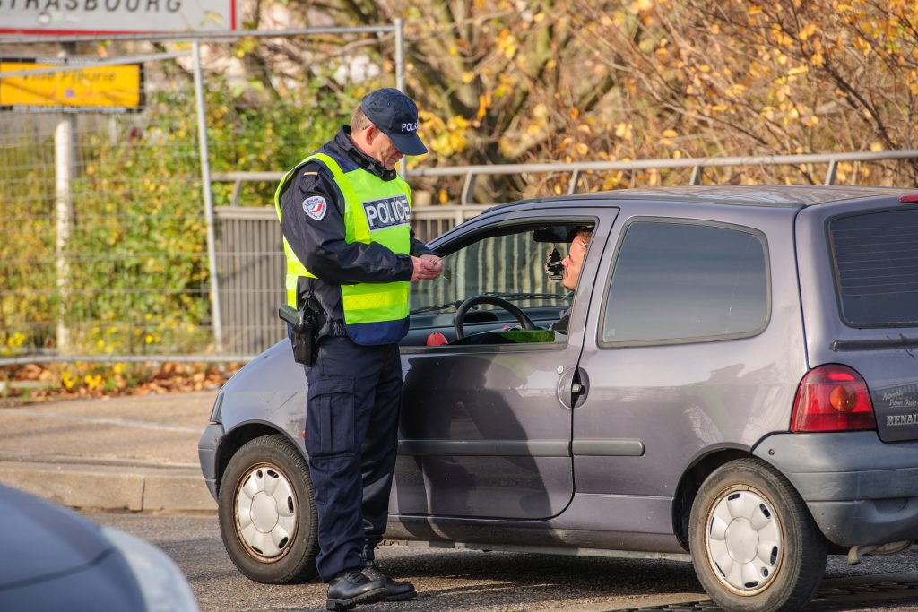 Vendée : Lors d’un contrôle routier les policiers découvrent un pistolet, un tour de cou et des gants