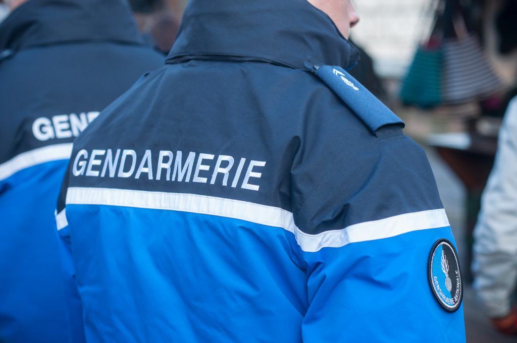 Orléans : Le chauffard refuse le contrôle et percute la voiture des gendarmes qui ouvrent le feu