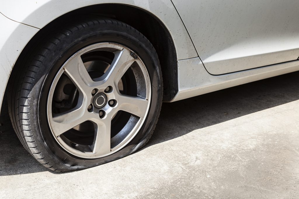 Morbihan : Elle crève un pneu et découvre une balise GPS sous sa voiture