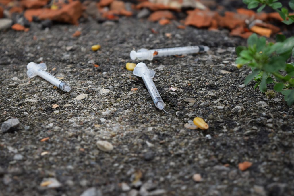 Nord : 2 enfants se blessent avec une seringue usagée ramassée sur le trottoir