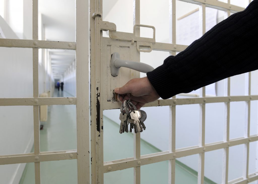 Prison de Bois d'Arcy : 2 détenus creusent un trou dans leur cellule pour s'évader