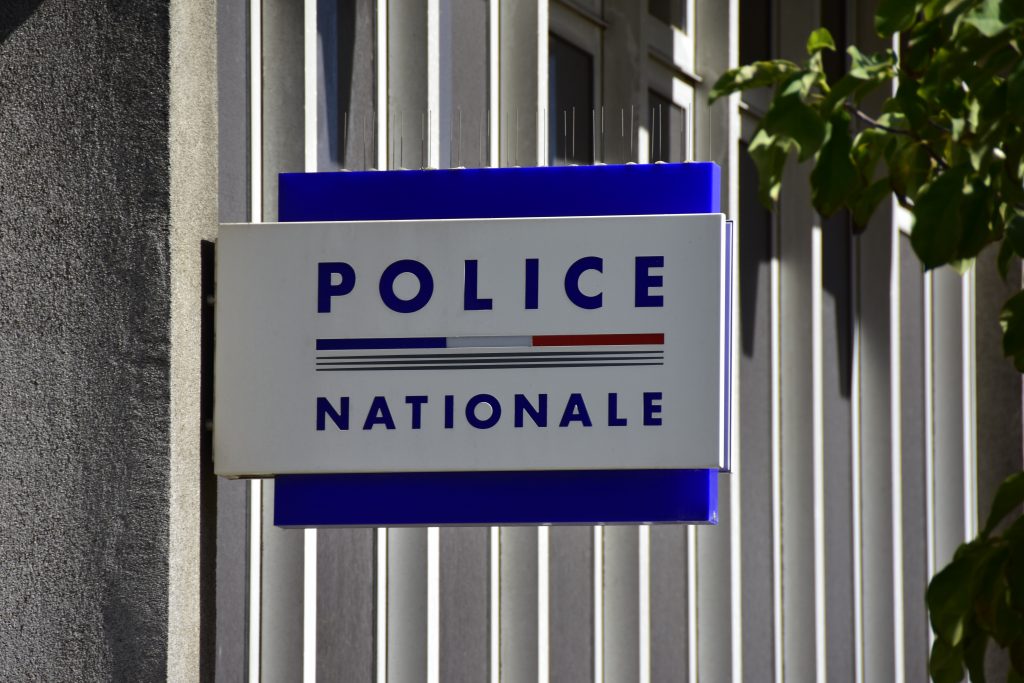 Seine-Maritime : Reconnu comme étant le fils d'un policier, un adolescent est roué de coups