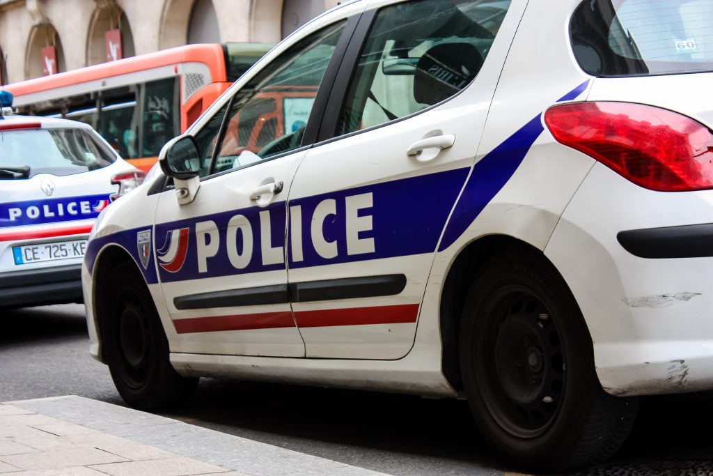 Lyon : Un homme refuse le contrôle et menace les policiers avec une hache, ils ouvrent le feu