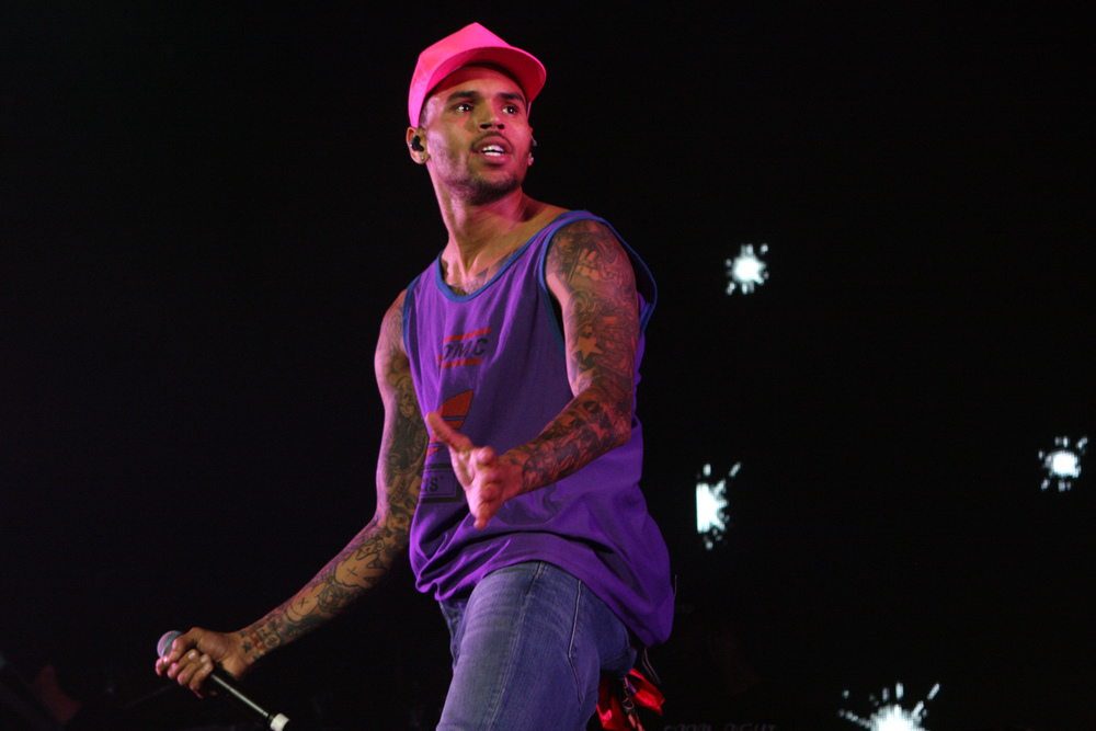 Paris : Le chanteur Chris Brown placé en garde à vue après des accusations de viol.