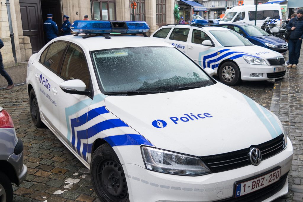 Belgique : 2 cambrioleurs français se déshabillent pour échapper à la police et sont interpellés en sous-vêtements