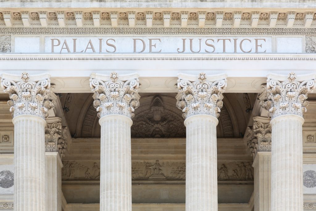 Versailles : Il se roule un joint à l’intérieur du tribunal