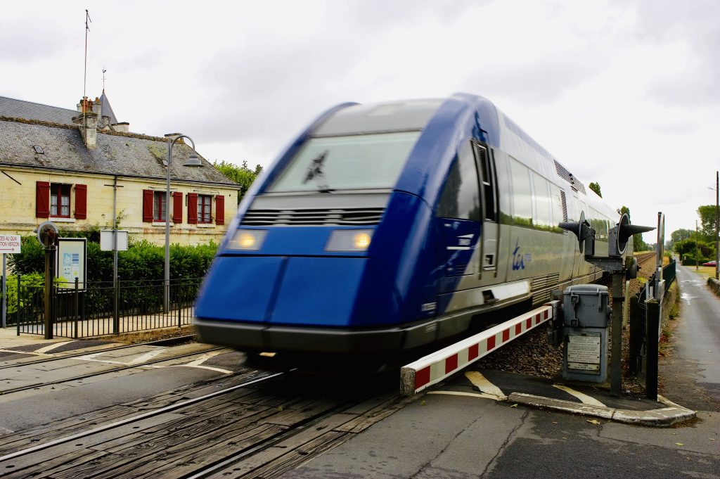 Bas-Rhin : Une automobiliste de 27 ans meurt percutée par un train à un passage à niveau