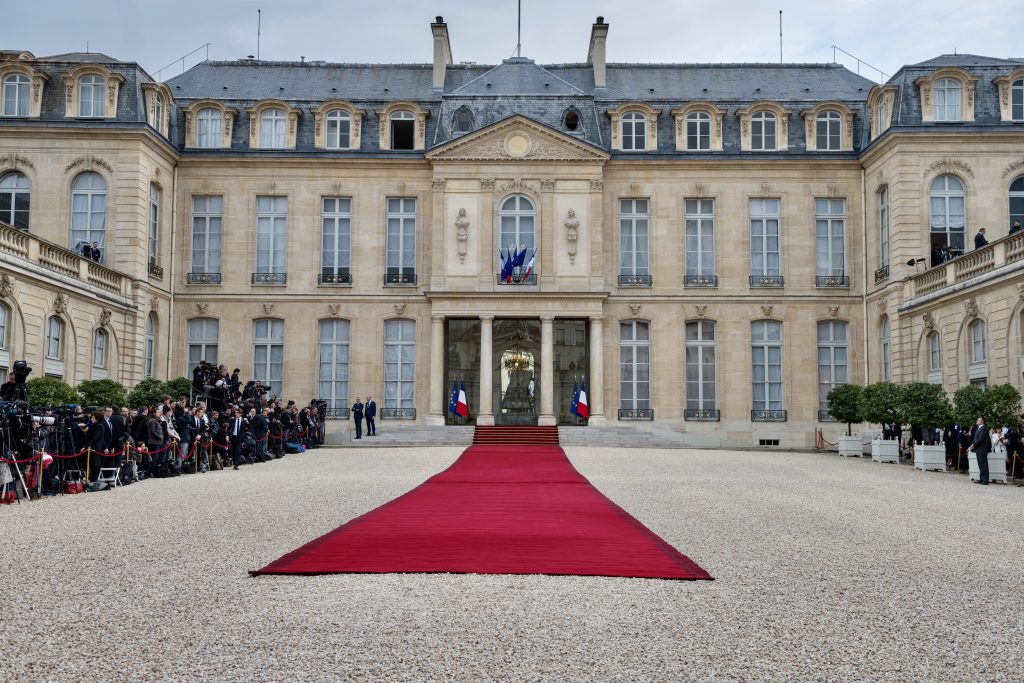 Poursuivi pour « refus d’obtempérer », le chauffeur d’E. Macron reste en poste à l’Élysée