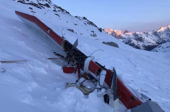 Italie : Une collision entre un avion français et un hélicoptère italien cause 7 morts dans le Val d’Aoste.
