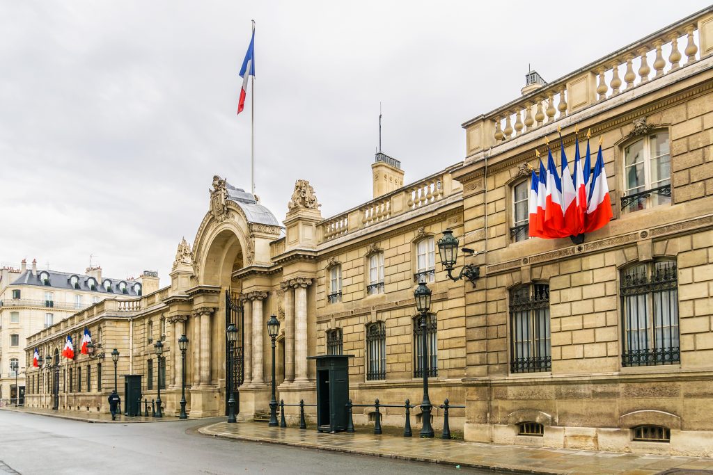 Paris : Il se présente devant l'Élysée et dit qu'il veut avouer le meurtre de sa mère à Emmanuel Macron
