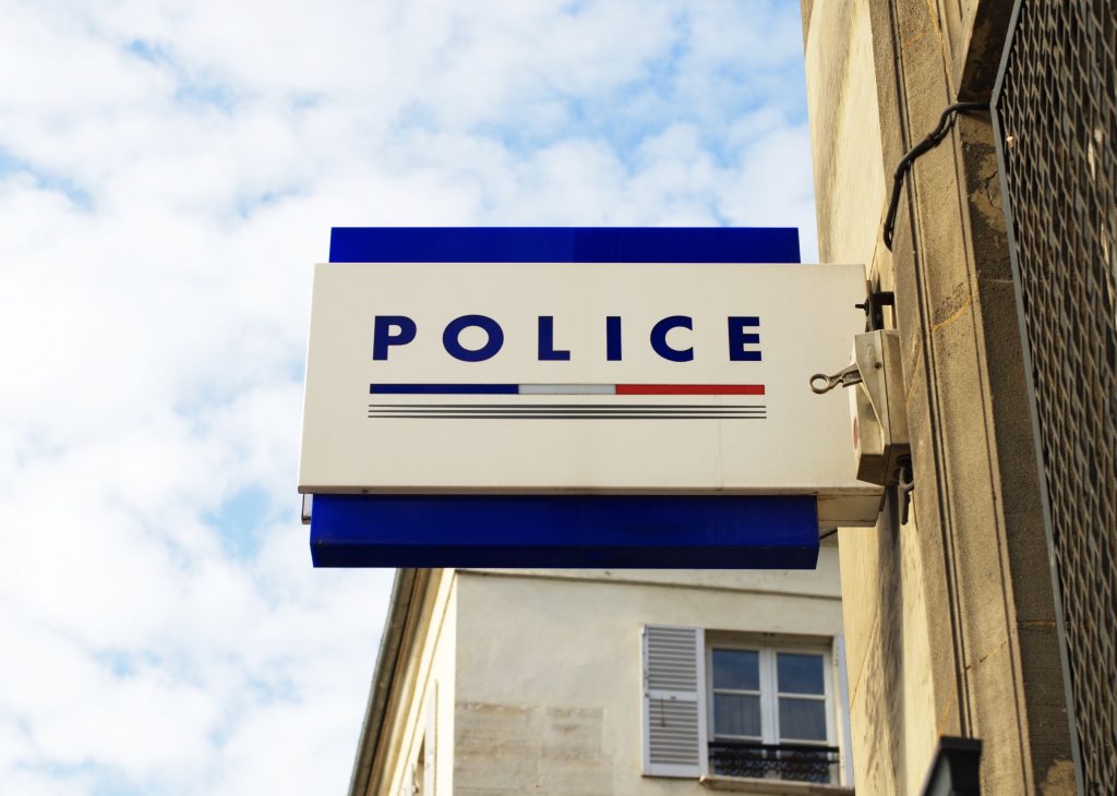 Seine-et-Marne : La porte du domicile d'un policier recouverte de slogans anti-police