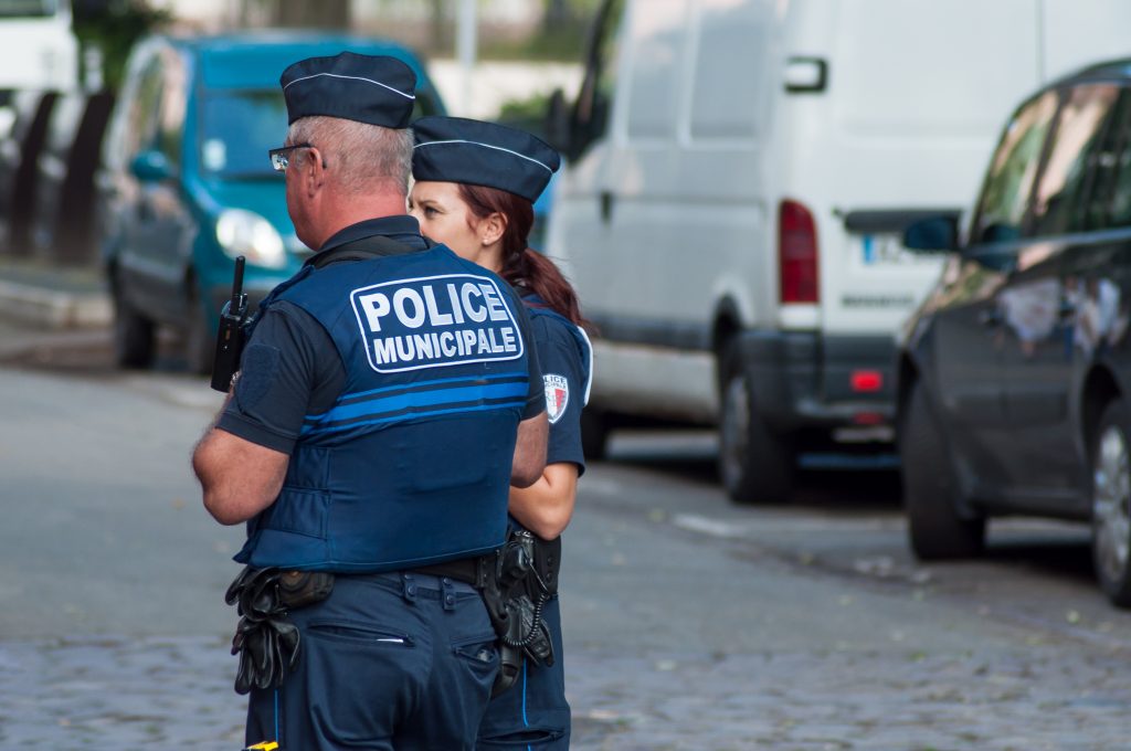 Loire : Un policier municipal grièvement blessé lors d'un contrôle routier.