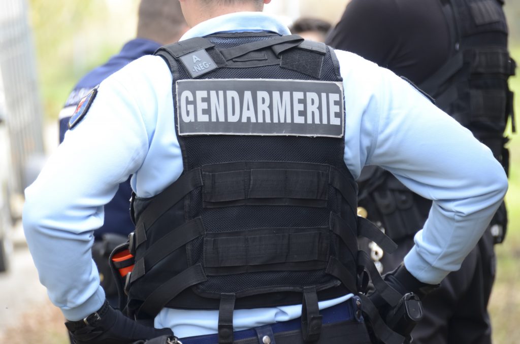 Ain : Un gendarme ouvre le feu sur un homme menaçant armé d'une hache