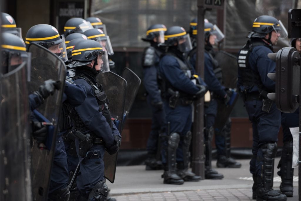 Gilets jaunes à Paris : Des manifestants crient «suicidez-vous» aux forces de l'ordre, le parquet ouvre une enquête